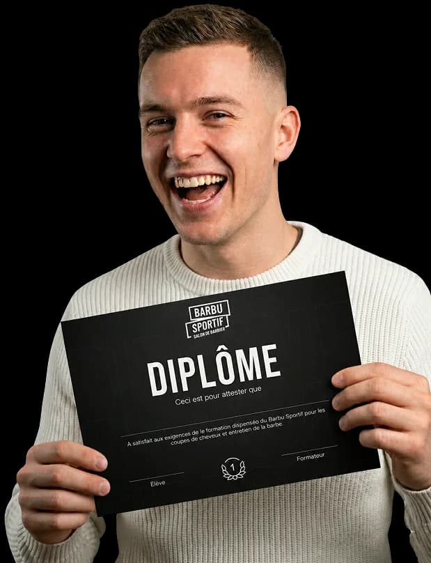 Diplômé de l'Académie Barbu Sportif tenant son diplôme