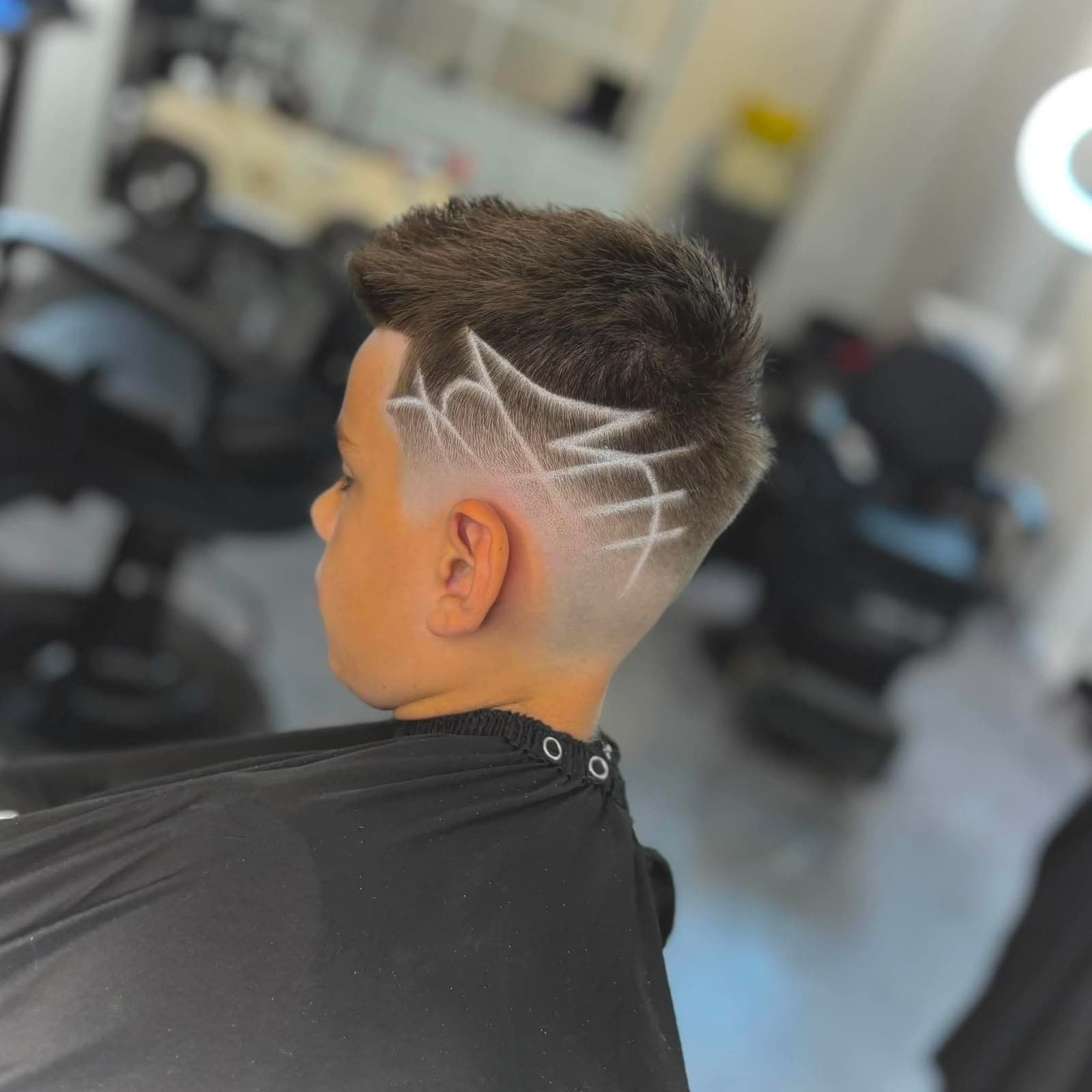 Transformer l'inconnu en une aventure positive D'abord, le bruit des tondeuses, les grands miroirs et la cape de coiffure peuvent impressionner un jeune garçon. Savoir comment préparer son enfant avant sa visite chez le barbier permet d'aborder ce rendez-vous dans la sérénité la plus totale. En effet, au salon Le Barbu Sportif situé au 455 Bd Saint-Joseph Local G à Drummondville, nous constatons qu'un enfant bien préparé par ses parents passe un moment agréable et très divertissant. Les astuces infaillibles pour une visite réussie Ensuite, voici une série d'actions simples que vous pouvez mettre en place à la maison durant les jours qui précèdent votre rendez-vous : Démystifier les outils de coupe : D'une part, faites vibrer une brosse à dents électrique près de ses bras pour lui apprivoiser la sensation et le petit bruit de la tondeuse. Jouer au barbier à la maison : D'autre part, placez une serviette autour de ses épaules et faites semblant de lui peigner les cheveux devant un miroir en riant. Consulter des visuels : De plus, montrez-lui des photos de notre salon sur le site web du Barbu Sportif pour qu'il reconnaisse le décor sportif avant d'arriver. Éviter les mots effrayants : Enfin, évitez d'employer des mots comme « couper » ou « ciseaux » s'il est sensible; préférez « rafraîchir », « coiffer » ou « faire une coupe de champion ». Check-list de préparation le jour du rendez-vous Moment de la journée Action recommandée par le barbier 2 heures avant S'assurer que l'enfant a mangé et qu'il n'est pas fatigué 30 minutes avant Valider qu'il porte des vêtements confortables sans col haut Arrivée en salon Saluer le barbier et laisser l'enfant explorer visuellement la pièce Pendant la coupe Féliciter l'enfant pour sa coopération et son calme L'encadrement par notre équipe de Drummondville Par la suite, une fois sur place au 455 Bd Saint-Joseph Local G, notre barbier prend le relais avec douceur. Grâce à notre approche amicale et à nos écrans de télévision, votre enfant oublie vite ses petites craintes pour profiter pleinement de son moment. Planifiez votre prochaine sortie en famille En somme, appliquer ces conseils sur comment préparer son enfant avant sa visite chez le barbier garantit une expérience fluide et gratifiante pour toute la famille. Réservez votre place dès aujourd'hui : Composez le (819) 857-5535 ou visitez le site de Le Barbu Sportif. Venez nous rencontrer : Rendez-vous au 455 Bd Saint-Joseph Local G, Drummondville, Quebec J2C 7B5.