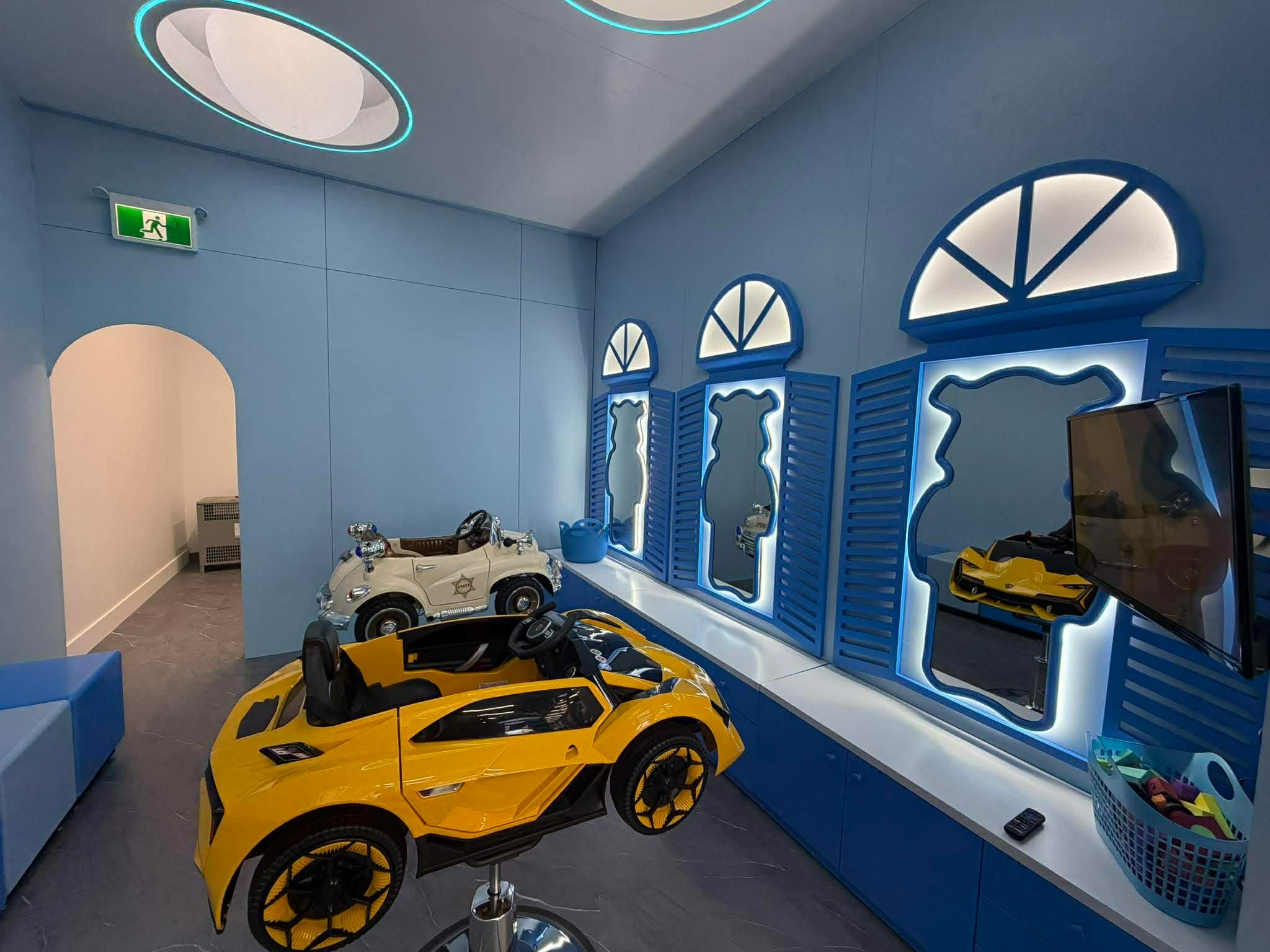 A young boy smiling during his elite cut at the best barbershop kid destination in Quebec