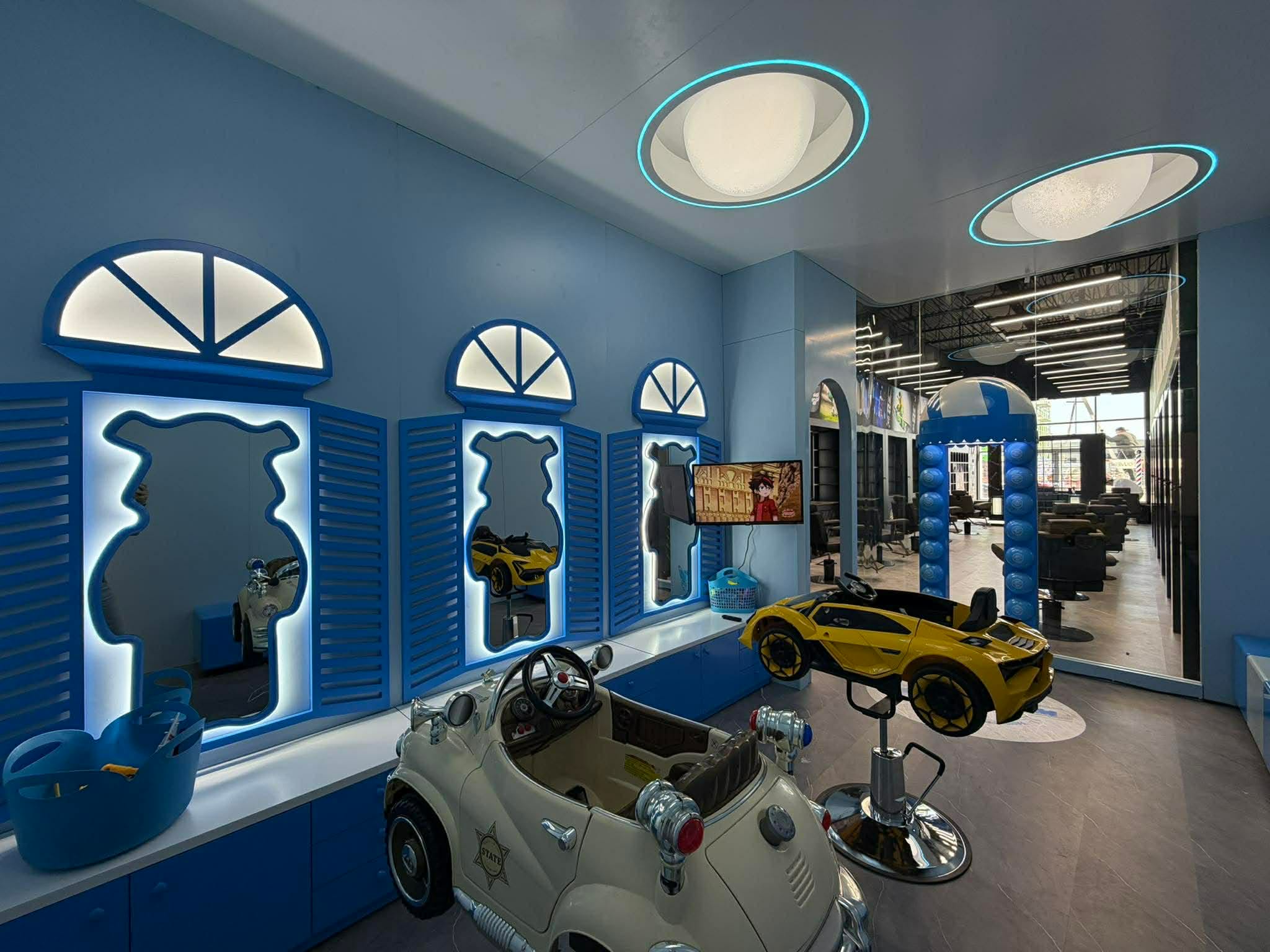 Un jeune garçon souriant recevant une coupe d'élite dans le meilleur barbershop pour enfant au Québec